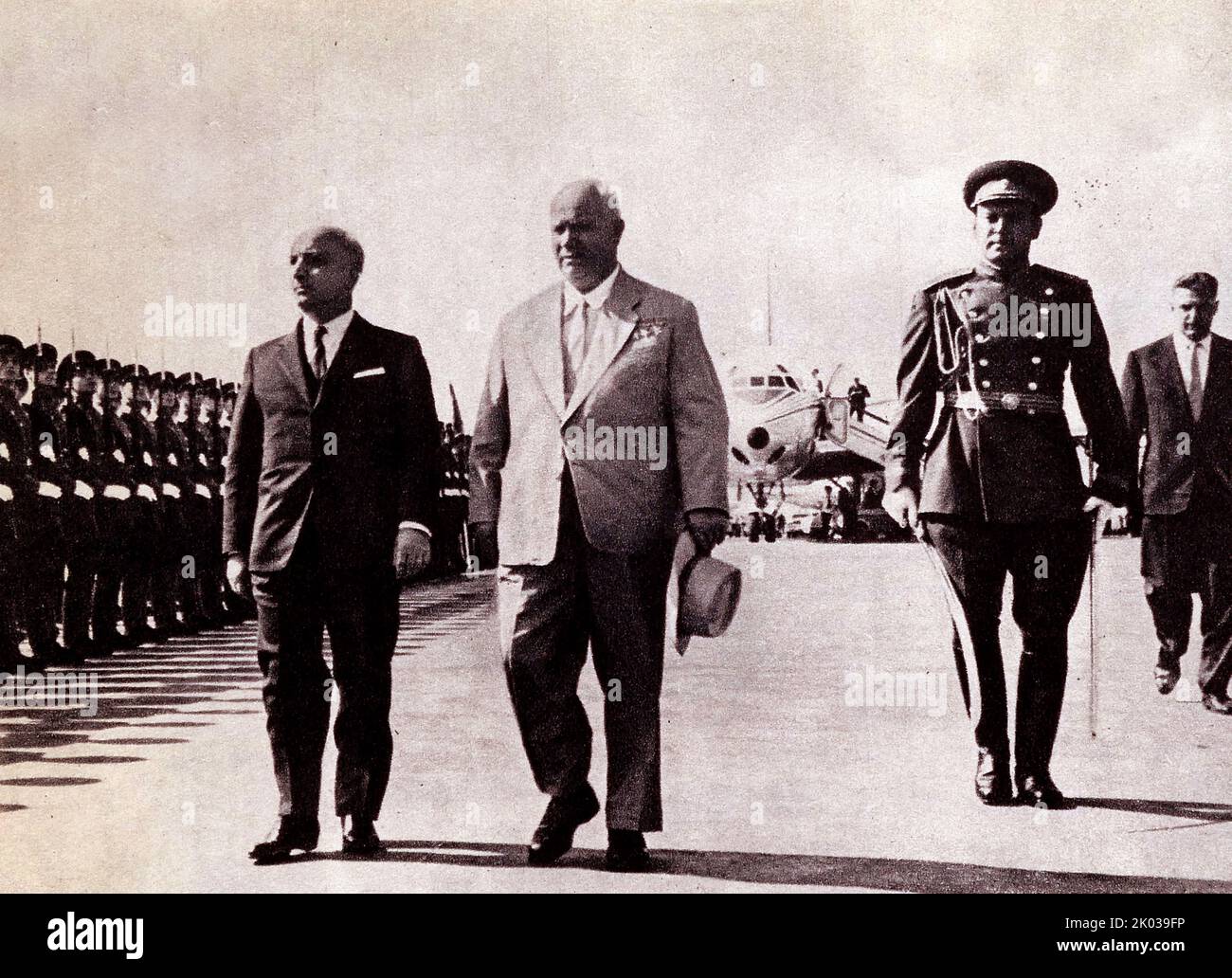 Vier Tage lang war der Vorsitzende des Ministerrats der Italienischen Republik Amintore Fanfani in der Sowjetunion, der Moskau auf Einladung von N. S. Chruschtschow besuchte. Laut dem Gast „haben die aufrichtigen Gespräche, die in diesen Tagen stattgefunden haben, es ermöglicht, die Rahmenbedingungen, Bedingungen und Voraussetzungen für eine echte Konsolidierung des Friedens besser zu identifizieren. Das Bild zeigt die Regierungschefs der UdSSR und Italiens unter Umgehung der Ehrenwache auf dem Moskauer Flugplatz. Stockfoto