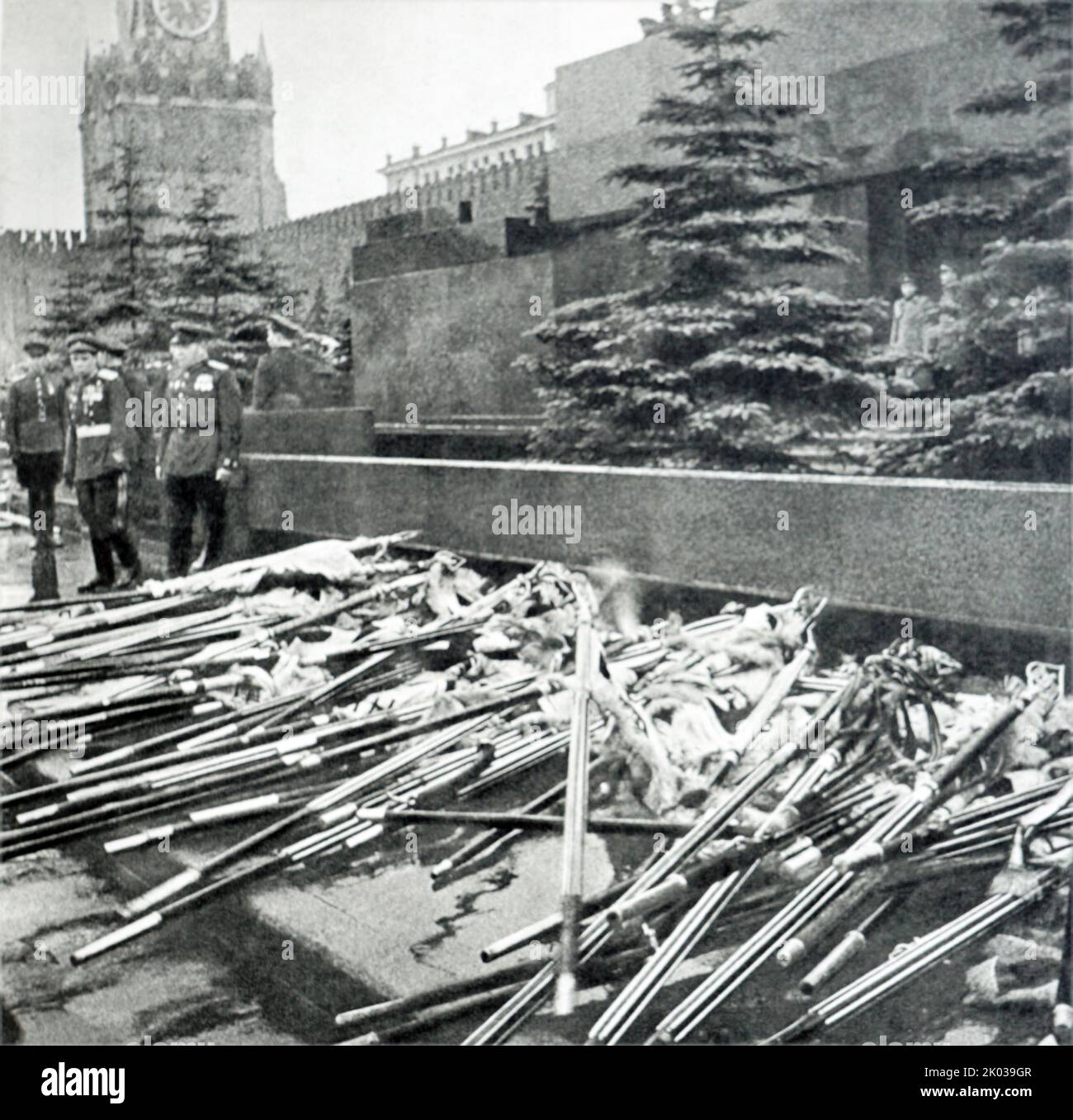 Nazi-Normen und -Embleme versammelten sich nach dem Ende des Zweiten Weltkriegs zur öffentlichen Ausstellung in Moskau 1945. Stockfoto