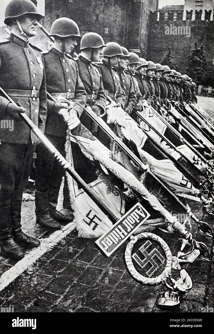 Nazi-Normen und -Embleme versammelten sich nach dem Ende des Zweiten Weltkriegs zur öffentlichen Ausstellung in Moskau 1945 Stockfoto