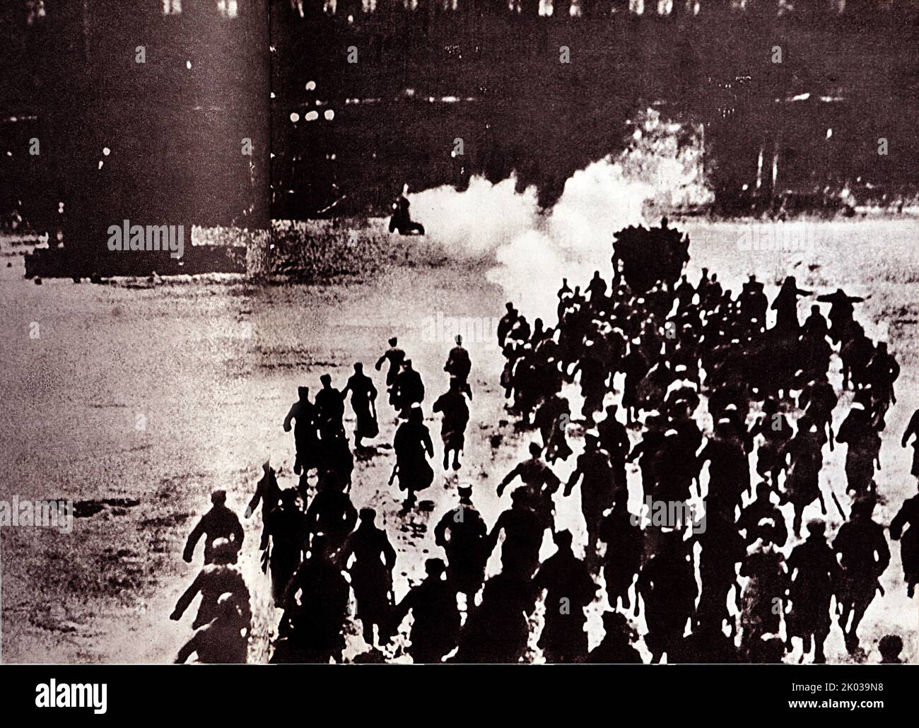 Die Oktoberrevolution findet in Russland statt. Arbeiter, Bauern und Soldaten auf dem Weg zum Sturm auf den Winterpalast des Zaren in Petrograd. Stockfoto