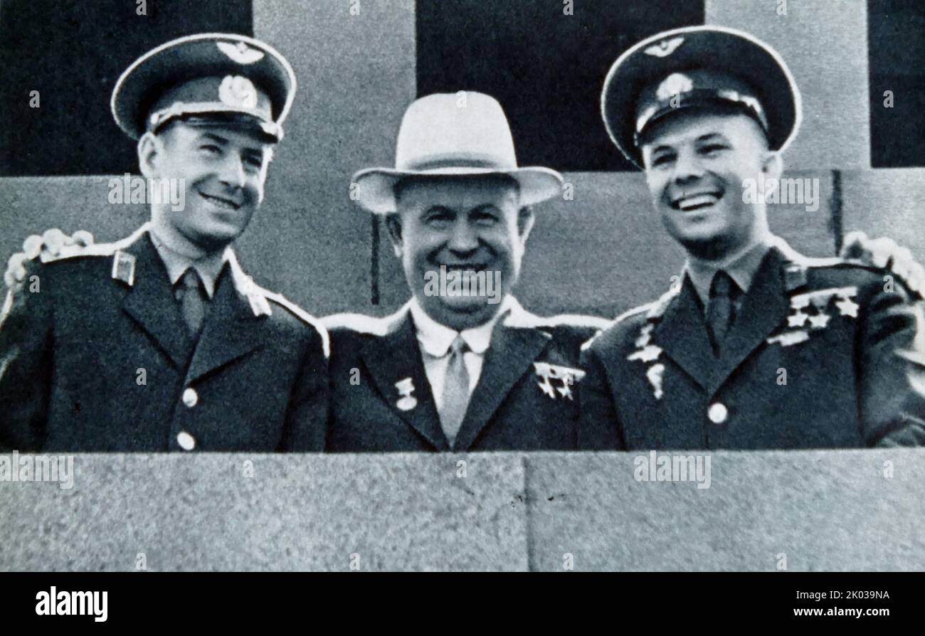 Kosmonauten auf dem Podium des Lenin-Mausoleums; G. S. Titov, N. S. Chruschtschow und Juri Gagarin. Stockfoto