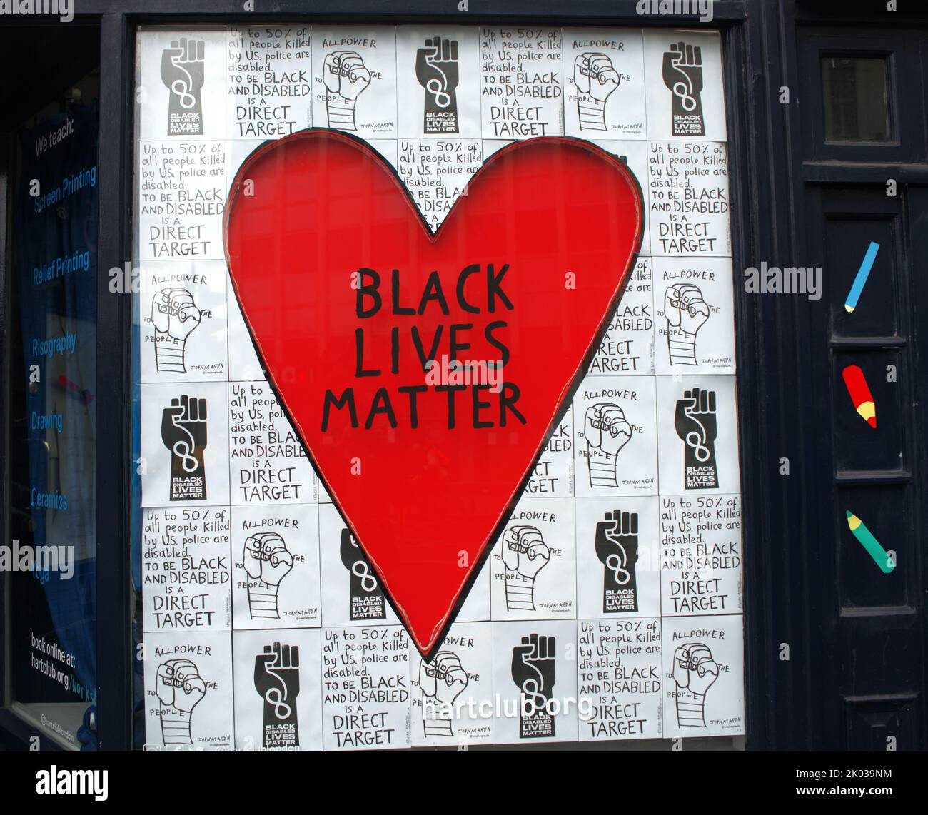 BLM-Zeichen in einem Londoner Schaufenster Juni 2020. Black Lives Matter (BLM) ist eine dezentrale politische und soziale Bewegung, die gegen Vorfälle von Polizeibrutalität und rassistisch motivierter Gewalt gegen Schwarze protestiert. Stockfoto