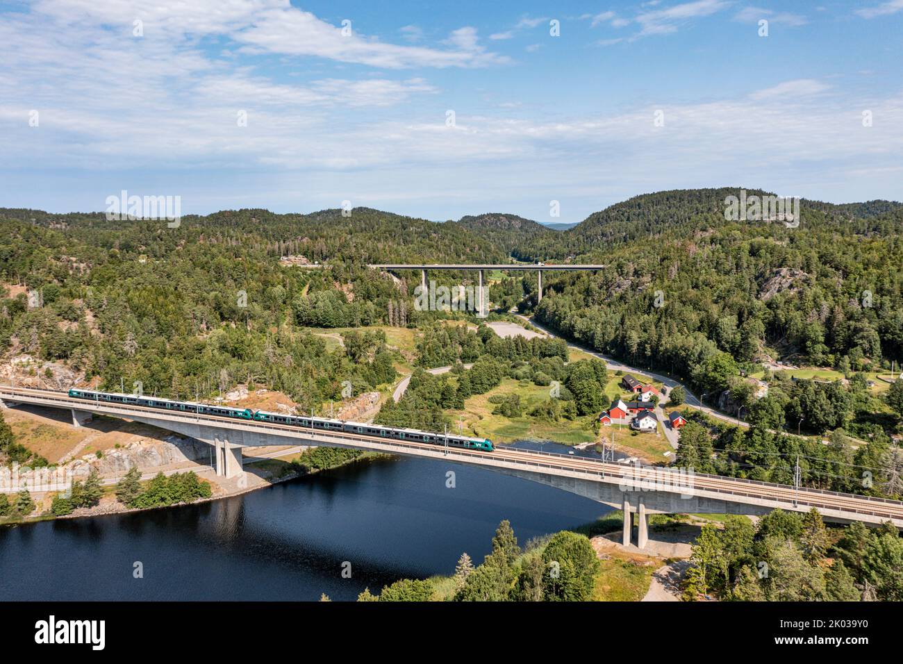 Norwegen, Vestfold Og Telemark, Larvik, Brücke, Zug, see, Wald, Berge, Autobahnbrücke im Hintergrund), Landschaftsbild Stockfoto