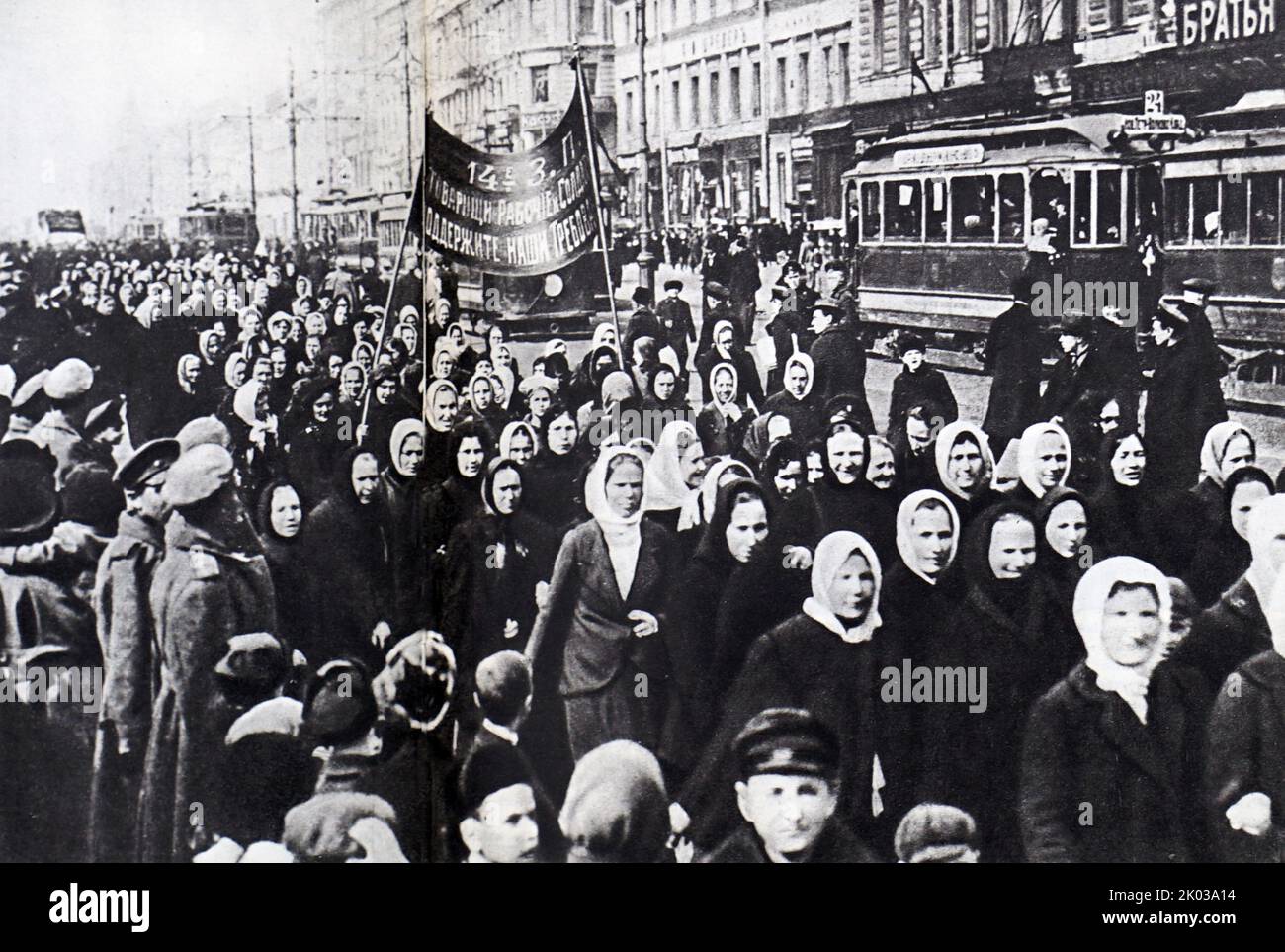 Demonstration der Arbeiterinnen Petrograds im Jahr 1917. Foto von V. Bulla. Stockfoto