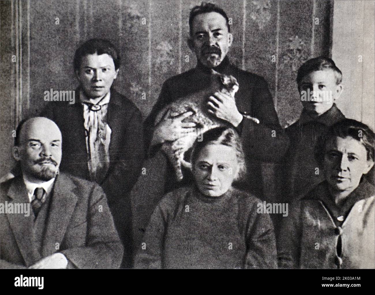Wladimir Lenin, N.K.Krupskaja, A.I.Elizarowa, M.I.Uljanow, D.I.Uljanow und G. Lozgatschew in der Kreml-Wohnung W.I.Lenins. Moskau, Herbst 1920. Foto von D. Leschtschenko. Stockfoto