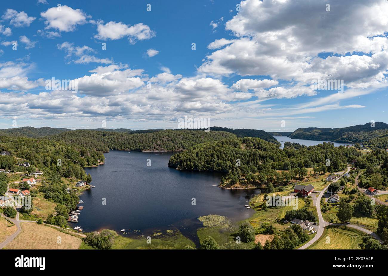 Norwegen, Vestfold Og Telemark, Larvik, Kjose, Farris, see, Wald, Berge, gelegentliche Häuser, Straße, Übersicht, Luftaufnahme Stockfoto