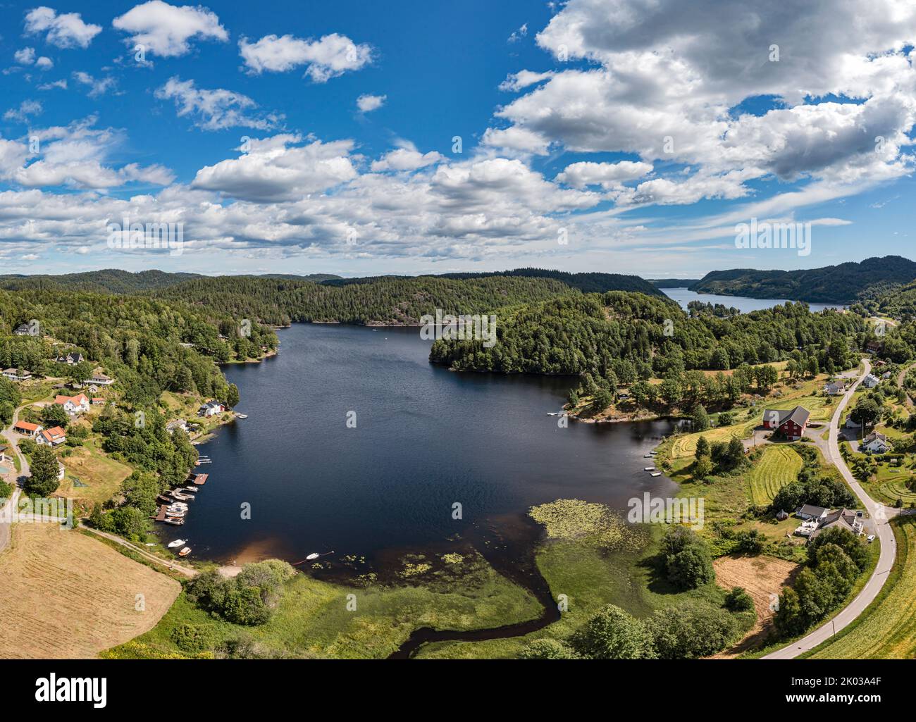 Norwegen, Vestfold Og Telemark, Larvik, Kjose, Farris, see, Wald, Berge, gelegentliche Häuser, Straße, Übersicht, Luftaufnahme Stockfoto