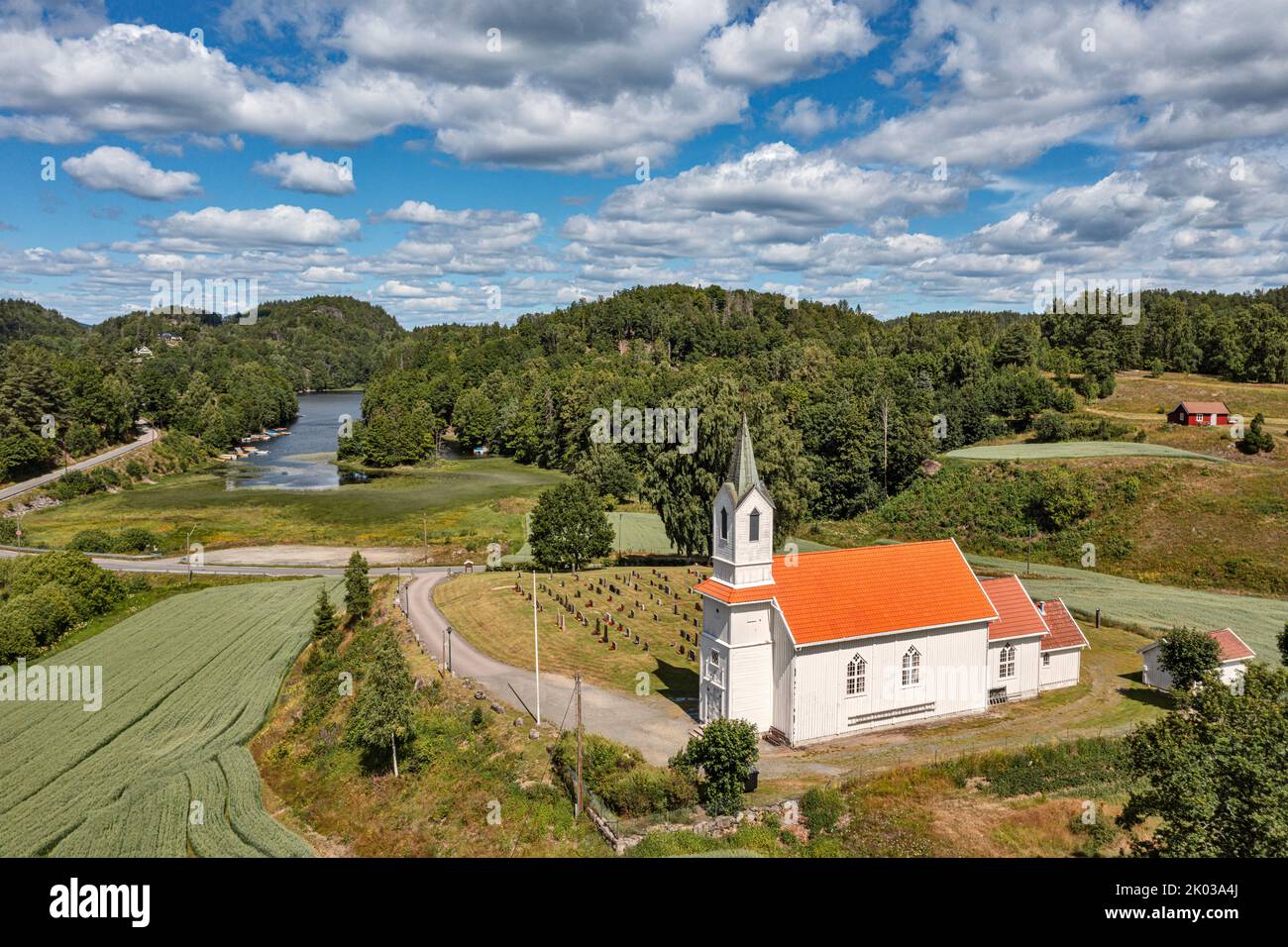 Norwegen, Vestfold Og Telemark, Larvik, Kjose, Kirche, Farris, See, Felder, Wald, Berge, Überblick Stockfoto