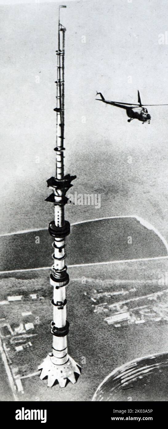 Bau des Ostankino-Turms, eines Fernseh- und Radioturms in Moskau, Russland. Ostankino wurde von Nikolai Nikitin entworfen. Es ist derzeit die höchste freistehende Struktur in Europa und 11. höchste in der Welt. Zwischen 1967 und 1974 war es das höchste der Welt. Der Turm war das erste freistehende Bauwerk, das eine Höhe von mehr als 500 m (1.600 ft) erreicht hat. Die Bauarbeiten begannen 1963 und wurden 1967 abgeschlossen. Stockfoto