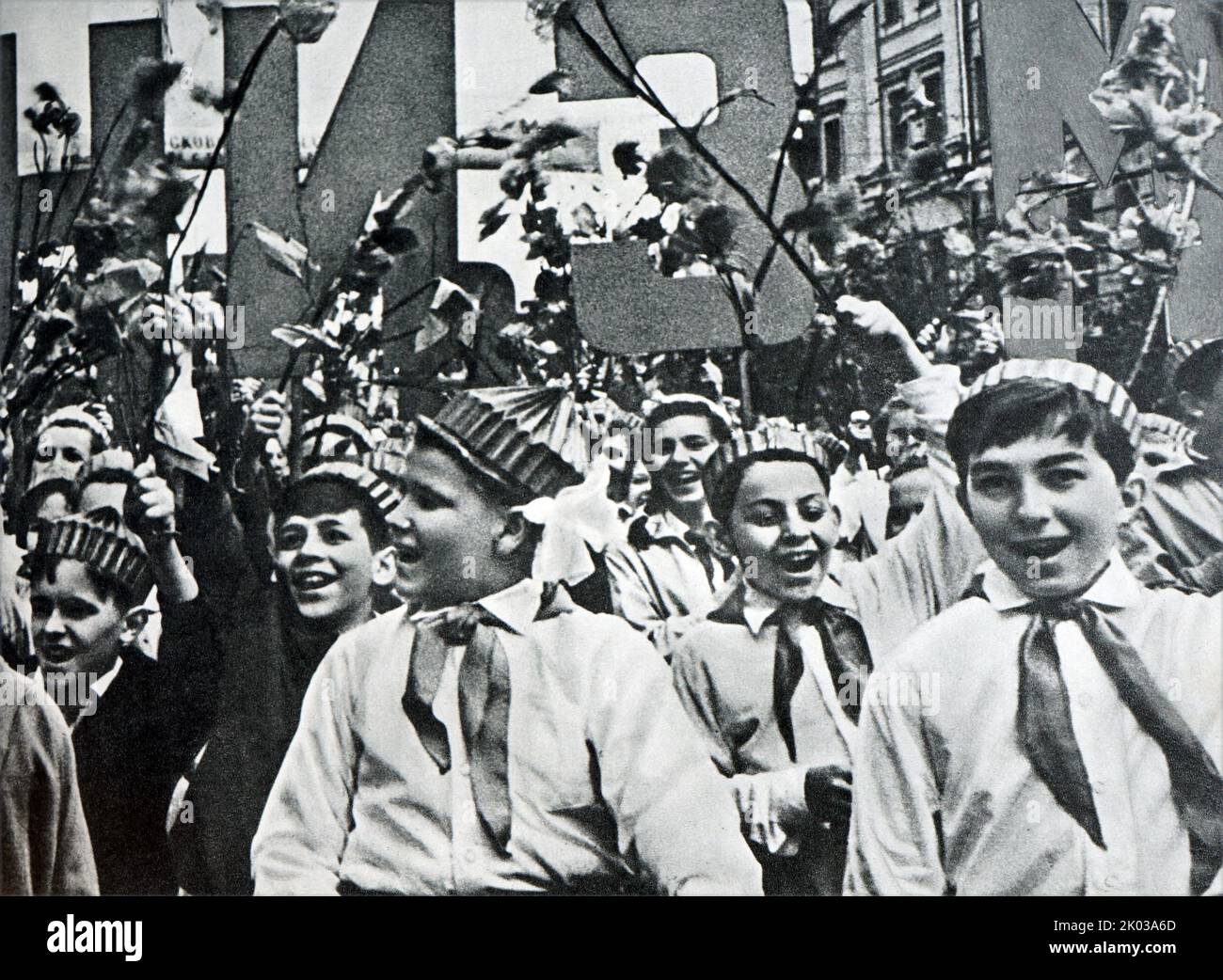 Propagandafoto von sowjetischen russischen Kindern bei einer öffentlichen Parade. 1962. Stockfoto