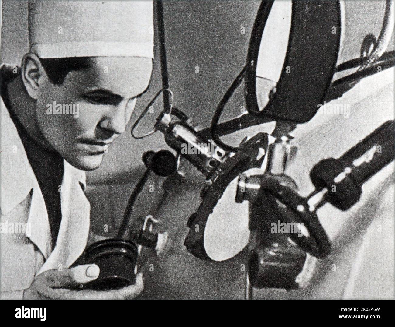 Sowjetischer russischer Wissenschaftler bei der Arbeit an medizinischer Forschung. 1962. Stockfoto