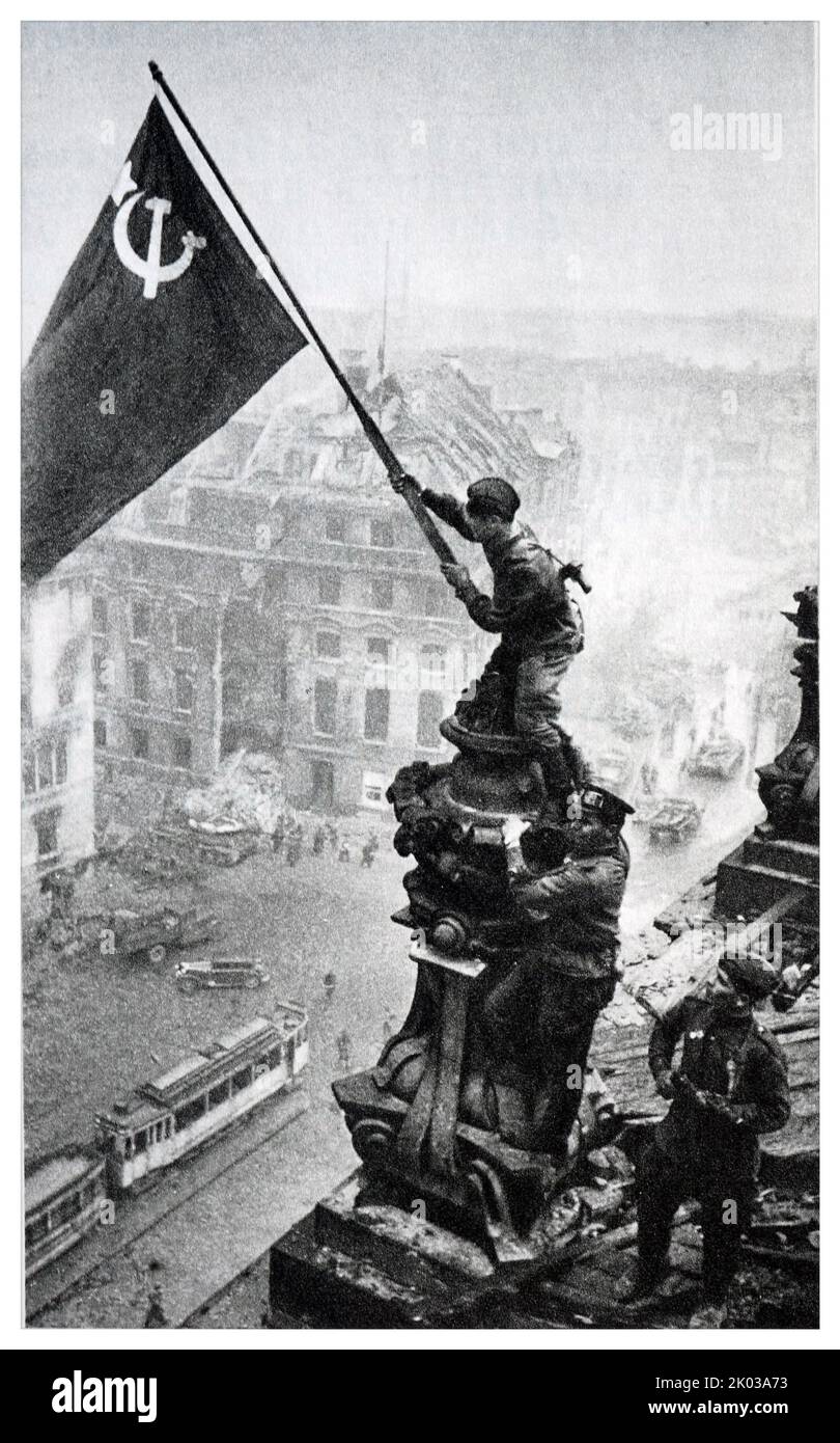 Banner über dem Reichstag zu Ehren der Eroberung Berlins durch russische Truppen 1945. Stockfoto