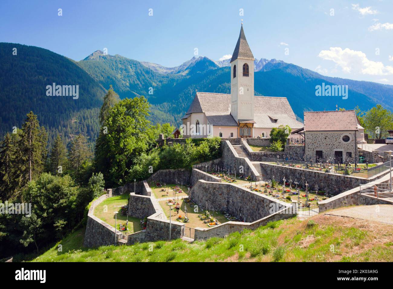 Dorfkirche Sankt Walburg mit Friedhof im Südtiroler Ultental Stockfoto