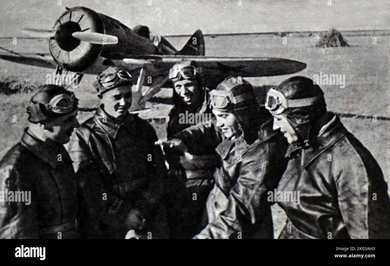 Sowjetische Piloten. Der zweite rechts ist der Held der Sowjetunion, Viktor Rachow. Stockfoto