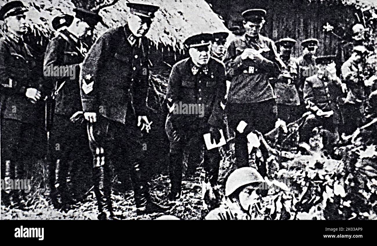Volkskommissar der Verteidigung S. K. Timoschenko und der Kommandeur des Kiewer Militärbezirks G. K. Schukow bei den Feldübungen. 1940. Stockfoto