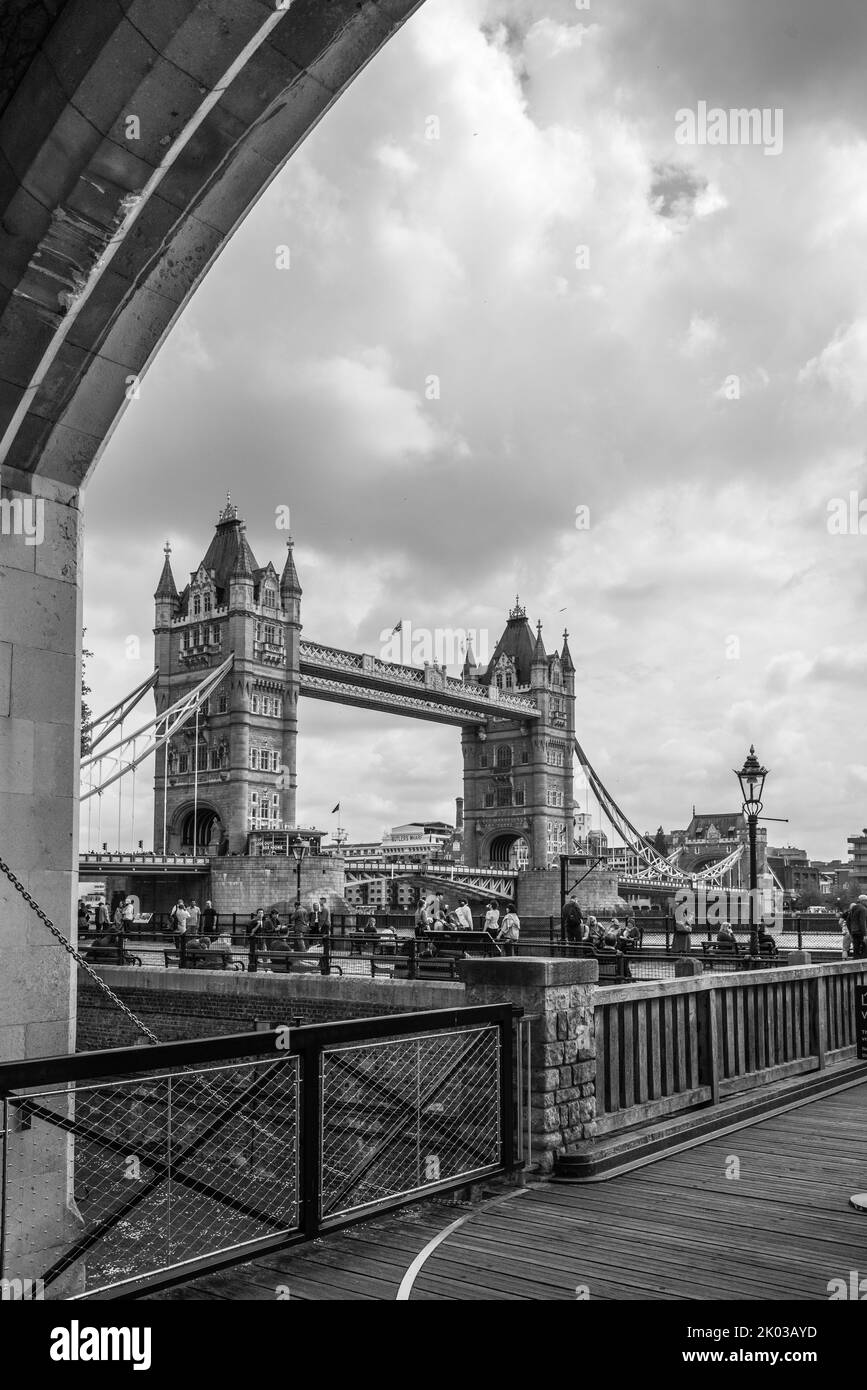 Tower Bridge vom Tower of London Gates Stockfoto