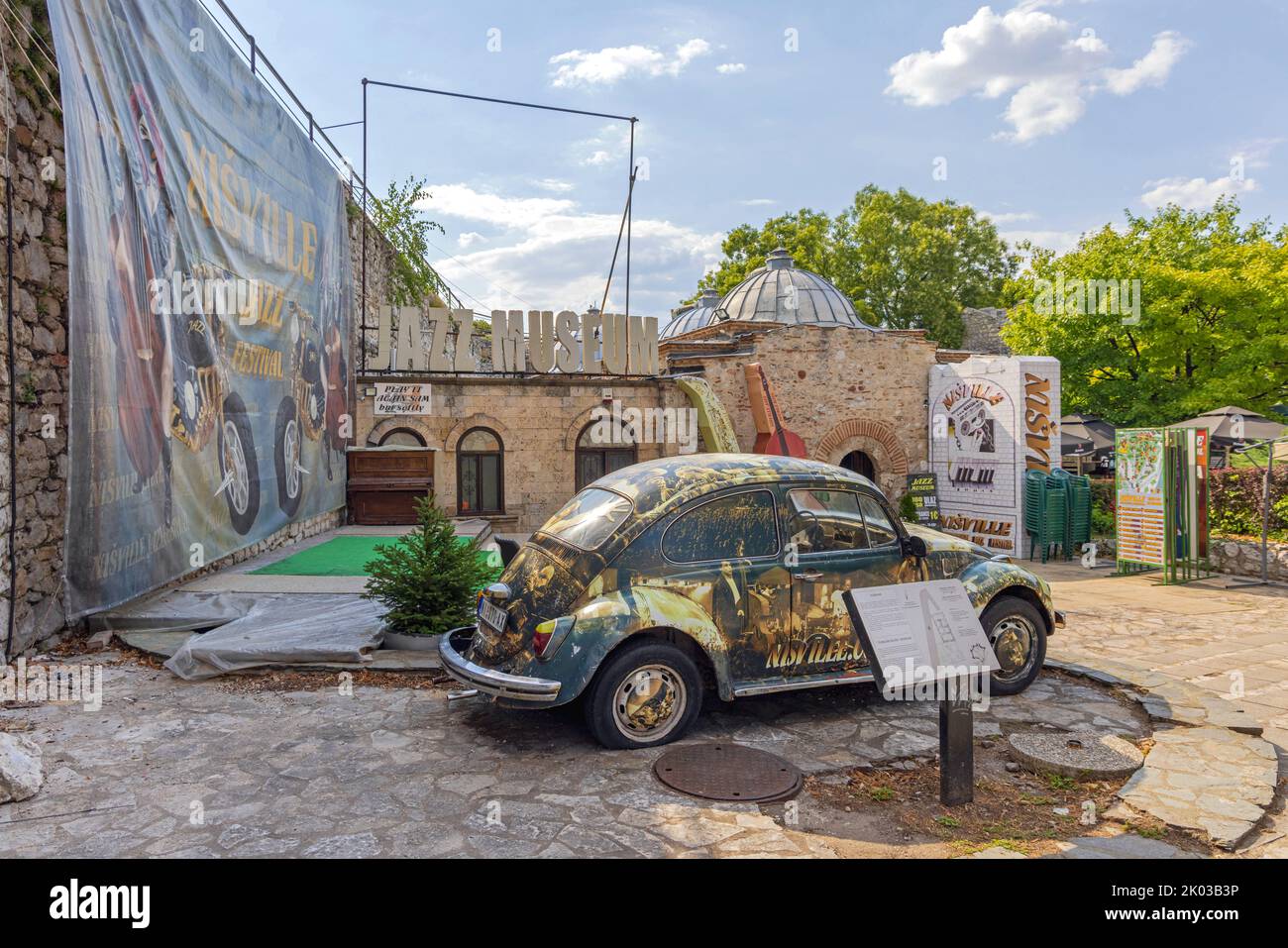 NIS, Serbien - 04. August 2022: Jazz Club und Museum im alten türkischen Hammam Gebäude auf der Festung Nis Touristenattraktion. Stockfoto