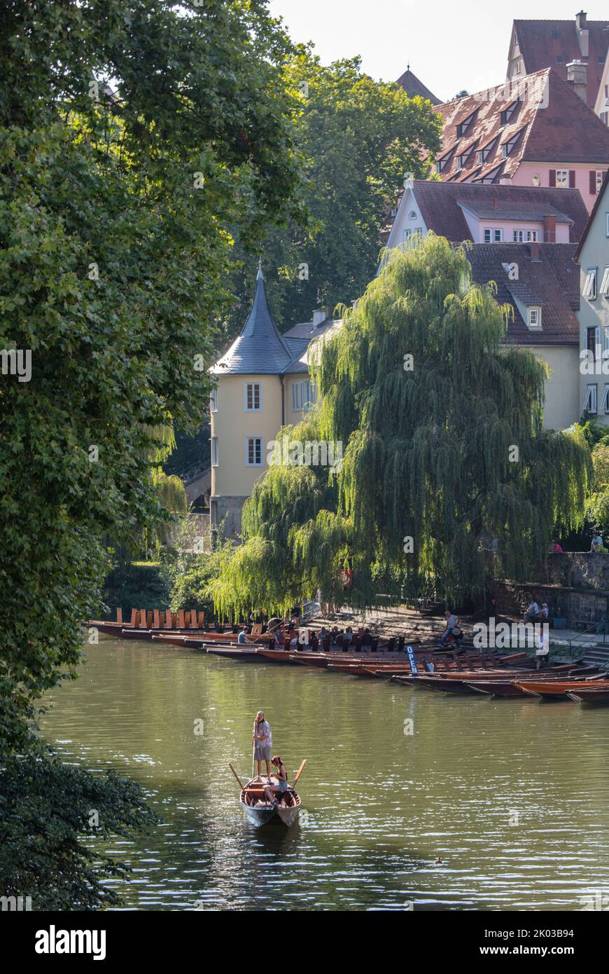 Deutschland, Baden-Württemberg, Tübingen, Kahnboot, Neckar, Hölderlinturm Stockfoto