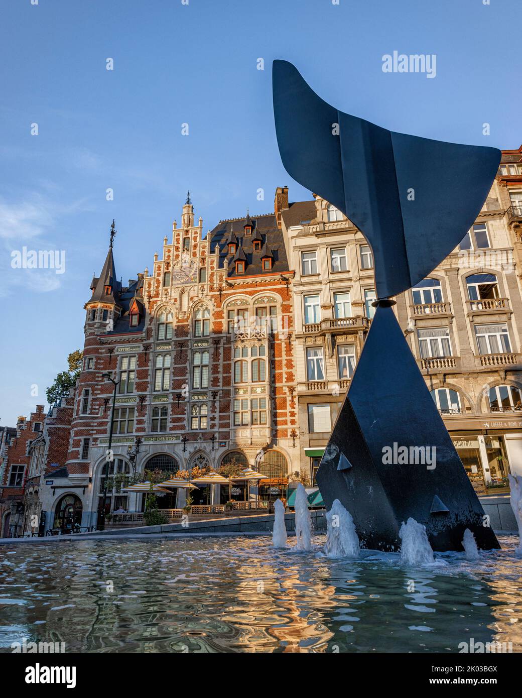 Historische Gebäude am Coudenberg, mit Brunnen im Vordergrund. Brüssel, Belgien. Stockfoto