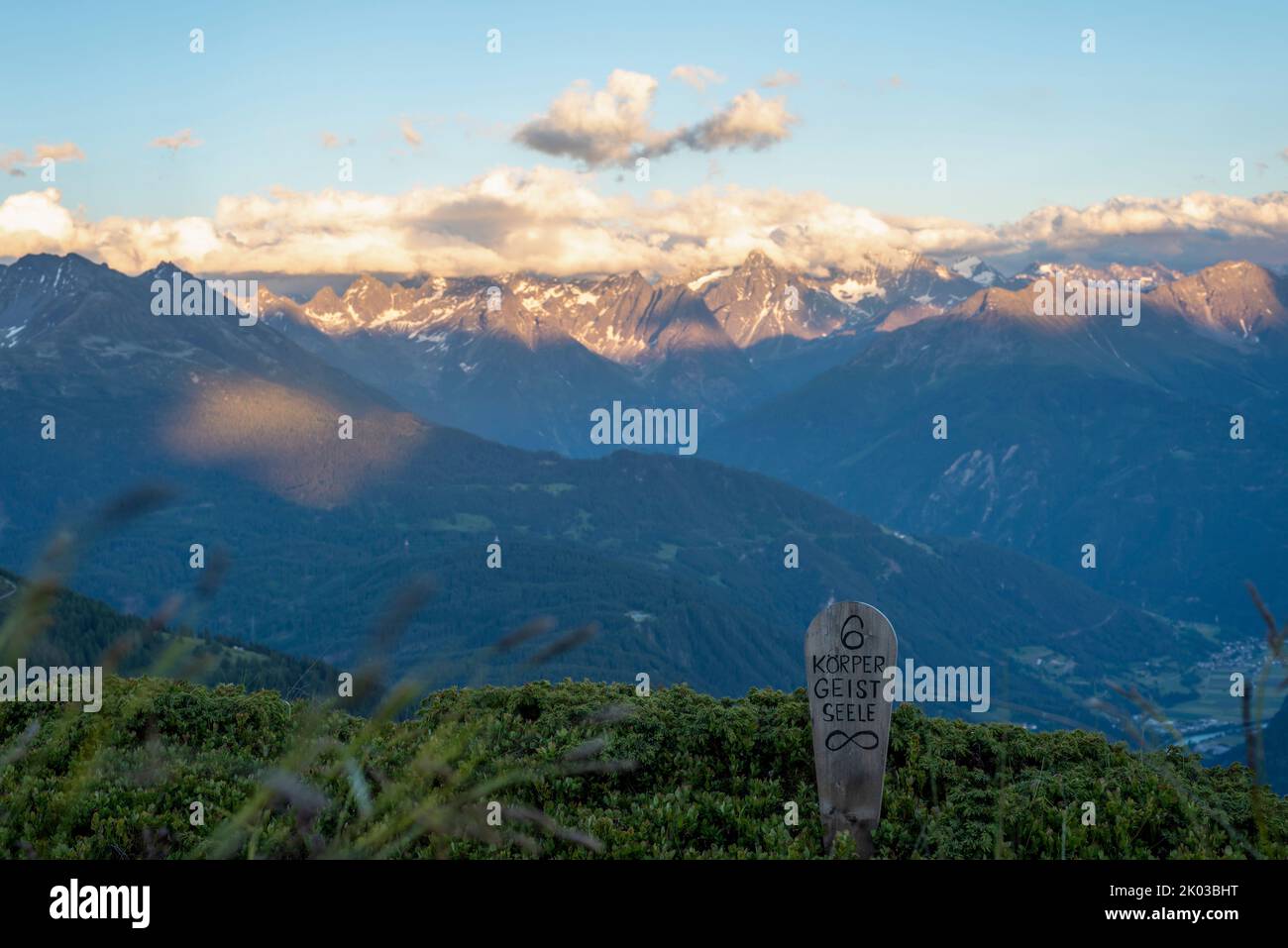 Sonnenuntergang in den Alpen, Blick vom Venet, Schild 'Körper, Geist, Seele', Europäischer Fernwanderweg E5, Alpenüberquerung, Zams, Tirol, Österreich Stockfoto