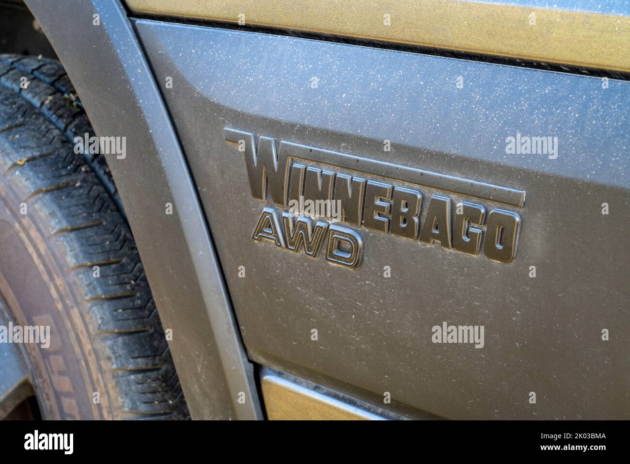 Loveland, CO, USA - 27. August 2022: Detail des Winnebago Solis Wohnwagens auf RAM ProMaster Chassis. Stockfoto