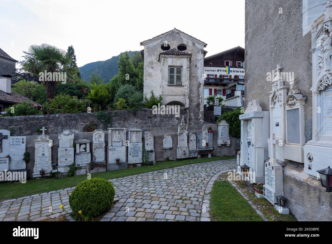 Friedhof, historische Grabplatten, Partschins, Südtirol, Italien Stockfoto