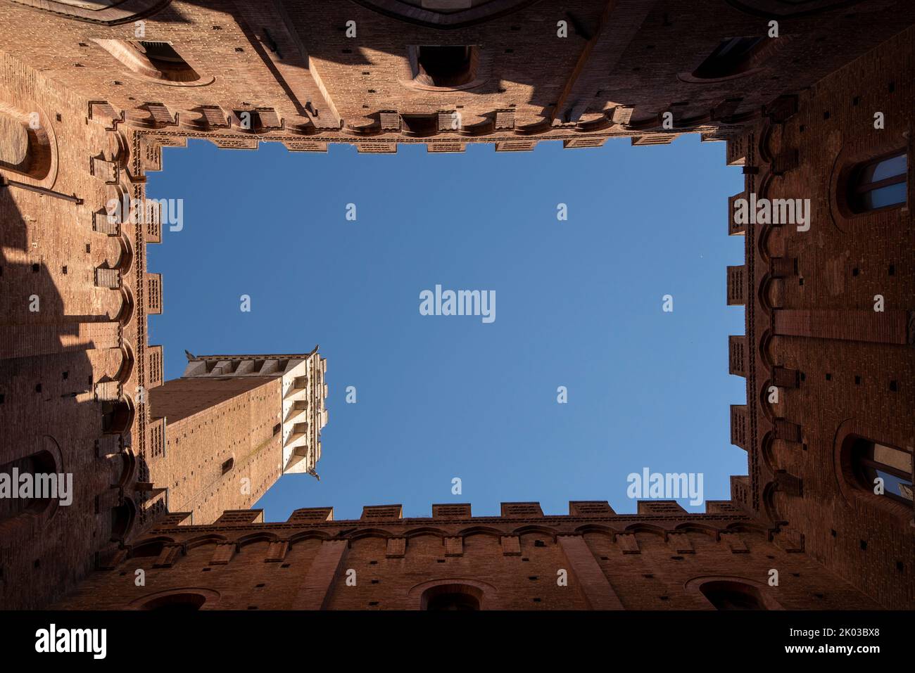 Torre del Mangia, Glockenturm auf der Piazza del Campo, Siena, Toskana, Italien Stockfoto