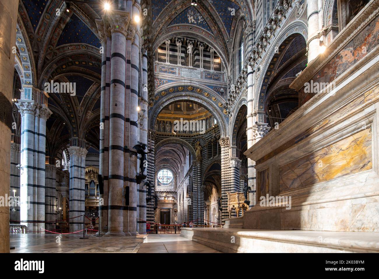 Hohe Arkaden in der Kathedrale Santa Maria Assunta, Siena, Toskana, Italien Stockfoto