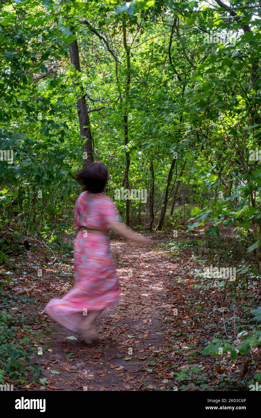 Tanzende Frau im Wald Stockfoto
