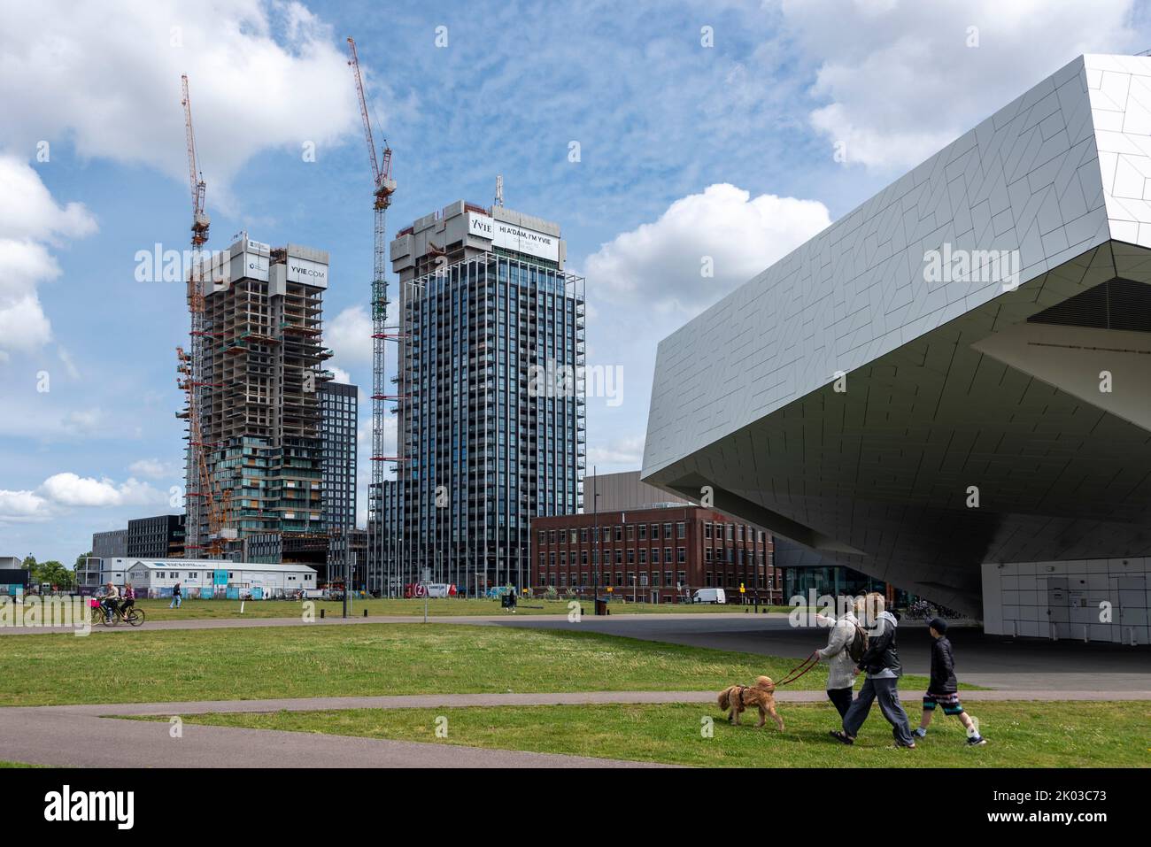 Zwei Wolkenkratzer, genannt Yvie, große Baustelle, Noord District, Amsterdam, Noord-Holland, Niederlande Stockfoto