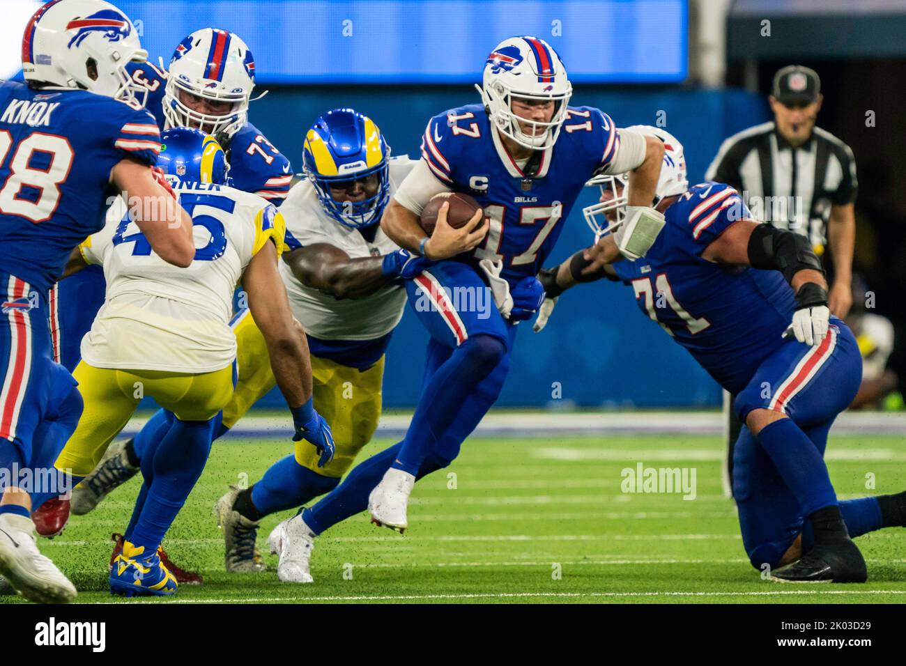Buffalo Bills Quarterback Josh Allen (17) versucht, einem Los Angeles Rams-Spieler während eines NFL-Spiels am Donnerstag, den 8. September 2022, im SoFi Sta zu entfliehen Stockfoto