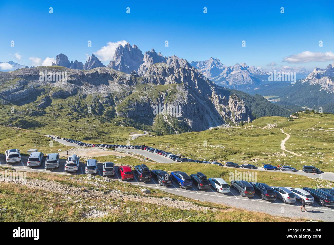 Italien, Venetien, Auronzo di Cadore, Dolomiten. Sommertourismus in der Gegend von Tre Cime di Lavaredo, zahlreiche Autos, die in großer Höhe in der Nähe der Auronzo-Hütte geparkt sind, Lärmbelästigung, Verkehr, Massentourismus Stockfoto