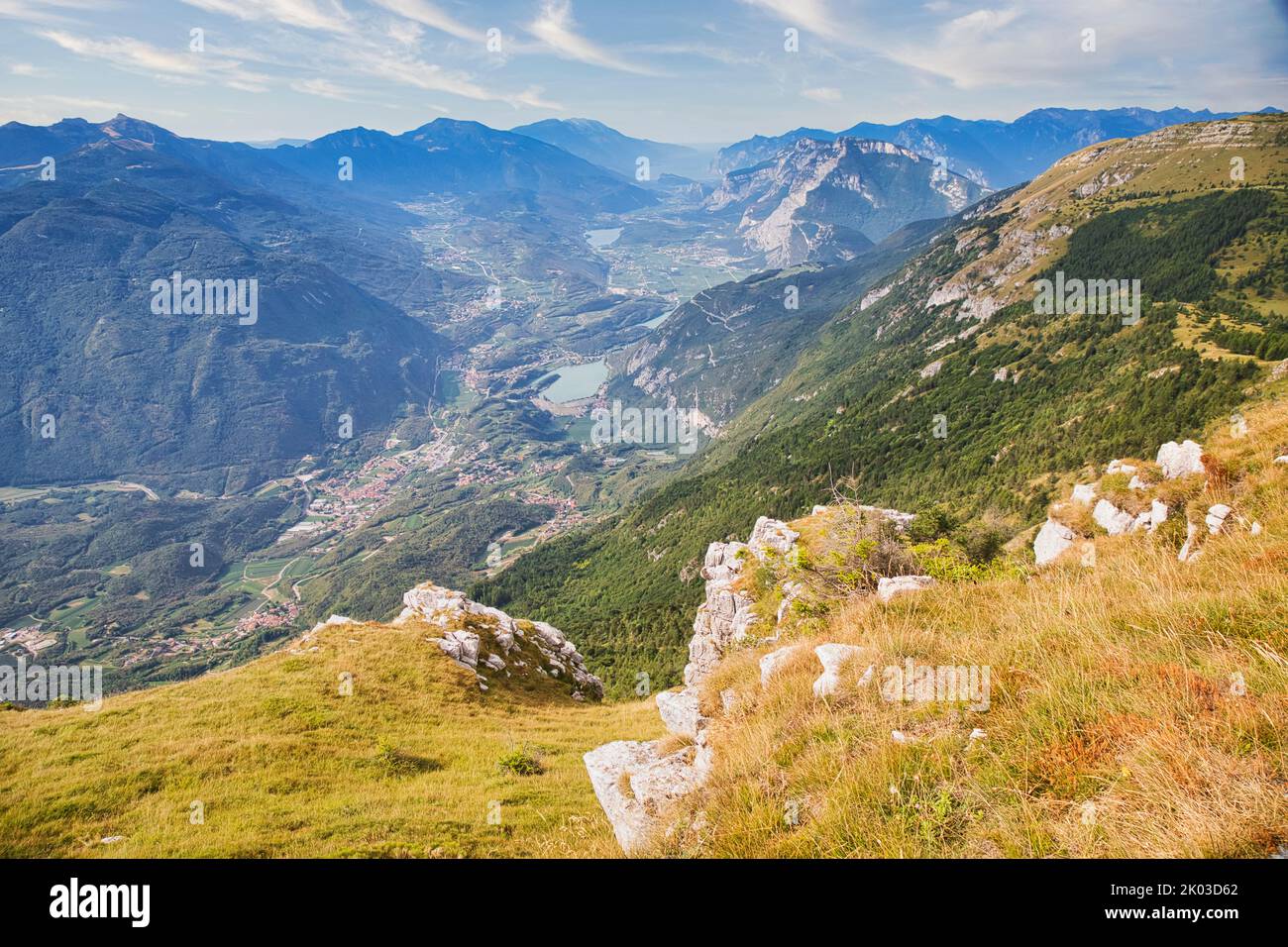 Italien, Trentino, Trient, Gemeinde Vallelaghi. Erhöhter Blick auf das Valle dei Laghi, sub-alpines Seengebiet zwischen Gardasee und Trient Stockfoto