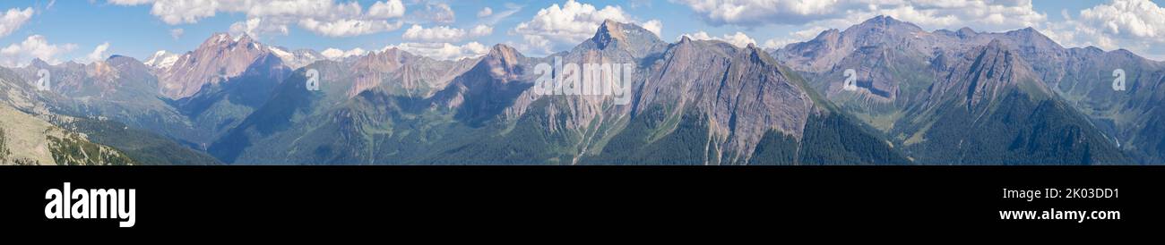 Italien, Südtirol, Bozen, Val di Vizze / Pfitschtal oder Pfitscher Tal. Große Weitwinkelansicht der Zillertaler Alpen: Hochfeiler / Gran Pilastro, Felbespitze, Hochferner (Grabspitz / Cima Grava), Wilde Keuzspitze / Picco della Croce, in den Zillertaler Alpen an der Grenze zwischen Tirol, Österreich und Südtirol, Italien. Stockfoto