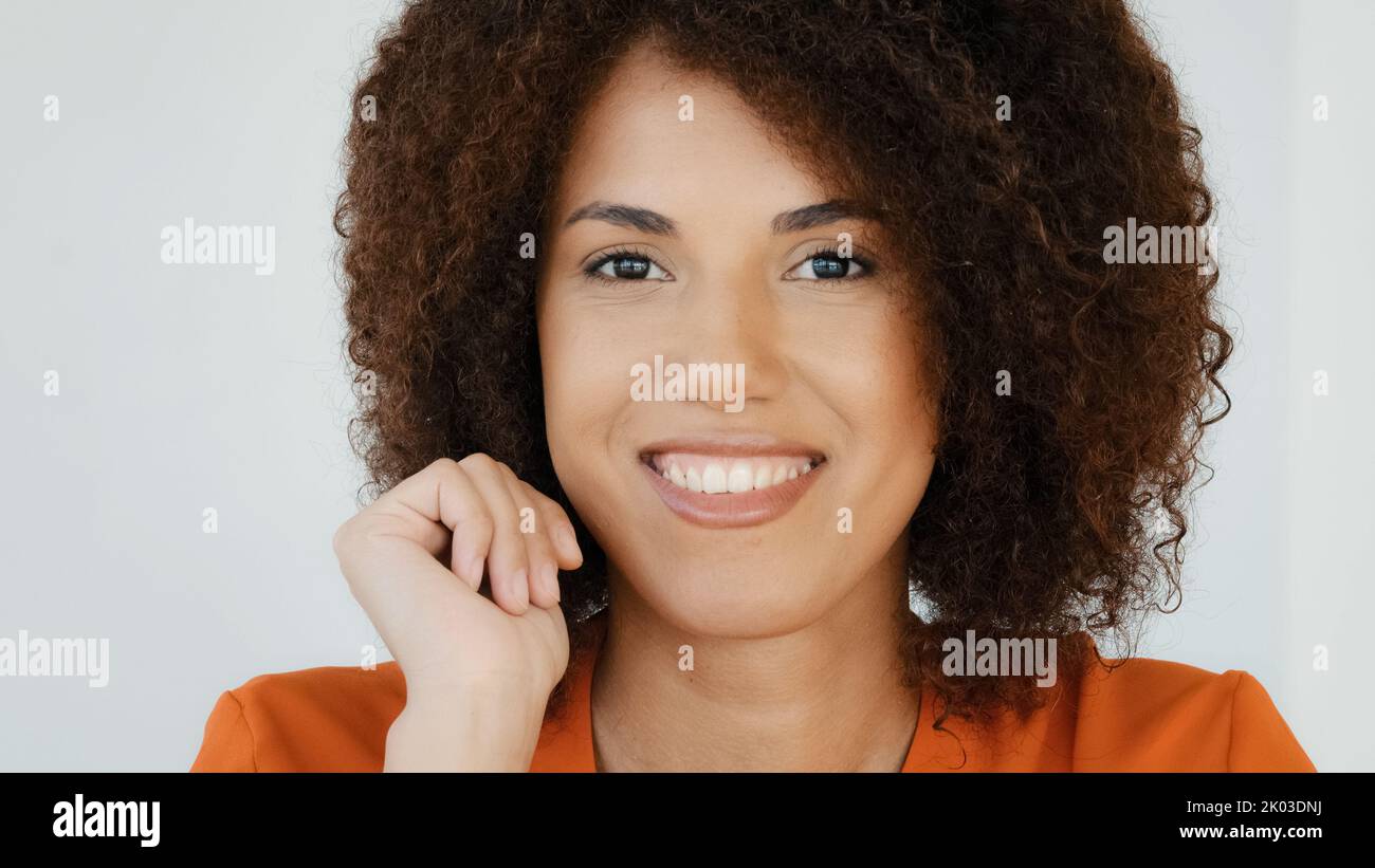Nachdenklich verwirrt afroamerikanische Frau 20s lockig behaart smart girl Nachdenken kreativen Plan denkt tief in Gedanken kommt mit Ideen Stockfoto