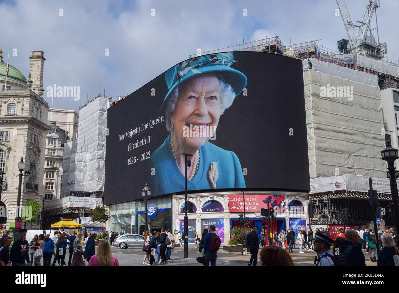 London, Großbritannien. 9. September 2022. Die Piccadilly Lights-Leinwand im Piccadilly Circus zeigt eine Hommage an den Tod von Königin Elizabeth II im Alter von 96 Jahren. Kredit: Vuk Valcic/Alamy Live Nachrichten Stockfoto