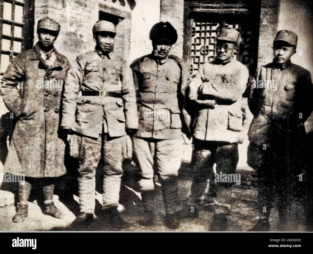 Gruppenfoto am Hauptquartier der Achten Route Army im Wutai Berg. Von rechts: Ren Bishi, Liu Bocheng, He Long, Zhu De, Xiao Ke. Ren Bishi war ein militärischer und politischer Führer in der frühen Kommunistischen Partei Chinas. Anfang 1930s Stockfoto