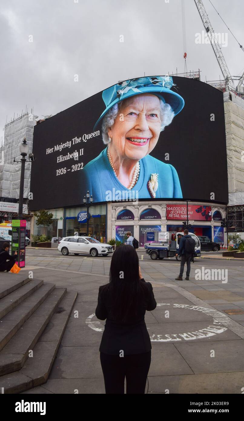 London, Großbritannien. 9. September 2022. Die Piccadilly Lights-Leinwand im Piccadilly Circus zeigt eine Hommage an den Tod von Königin Elizabeth II im Alter von 96 Jahren. Kredit: Vuk Valcic/Alamy Live Nachrichten Stockfoto