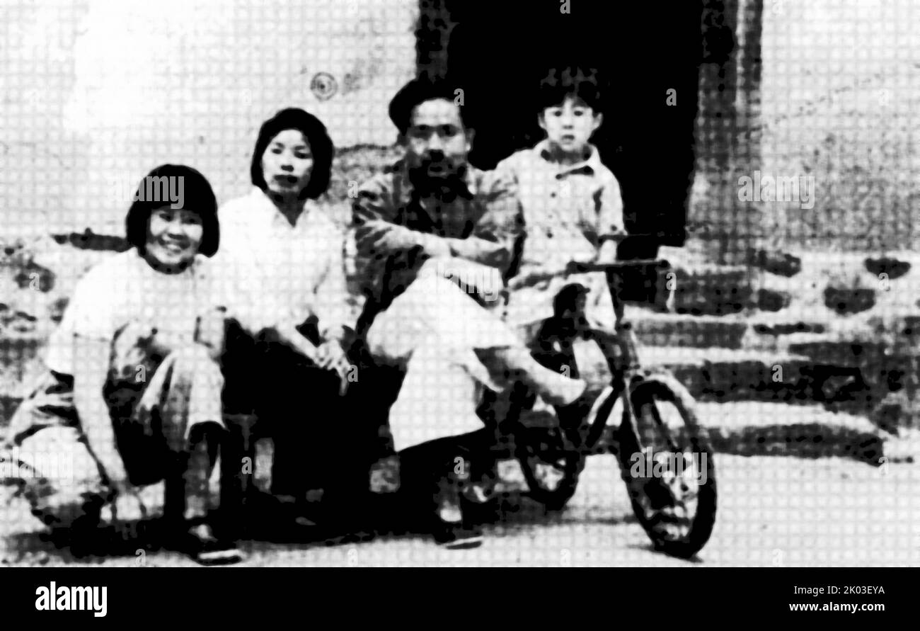 Ren Bishi und seine Familie in Xiabipo. Ren Bishi war ein militärischer und politischer Führer in der frühen Kommunistischen Partei Chinas. Anfang 1930s Stockfoto