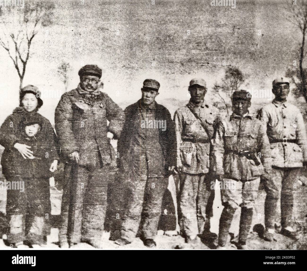 Anfang 1948 machten Ren Bishi und sein Gefolge Bilder am Gelben Fluss. Ren Bishi war ein militärischer und politischer Führer in der frühen Kommunistischen Partei Chinas. Anfang 1930s Stockfoto