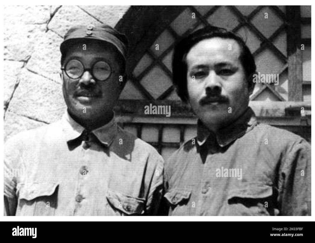 HE Long und Ren Bishi zusammen während des 7. Nationalen Kongresses der Kommunistischen Partei Chinas im Jahr 1945. Ren Bishi war ein militärischer und politischer Führer in der frühen Kommunistischen Partei Chinas. Anfang 1930s Stockfoto
