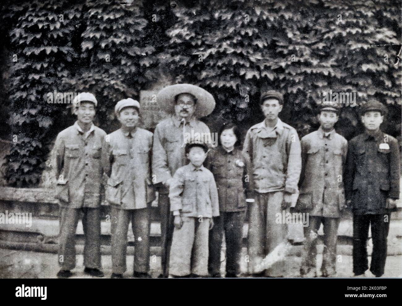 Ren Bishi machte ein Gruppenfoto mit seinem Gefolge im Sommerpalast. Ren Bishi war ein militärischer und politischer Führer in der frühen Kommunistischen Partei Chinas. Anfang 1930s Stockfoto