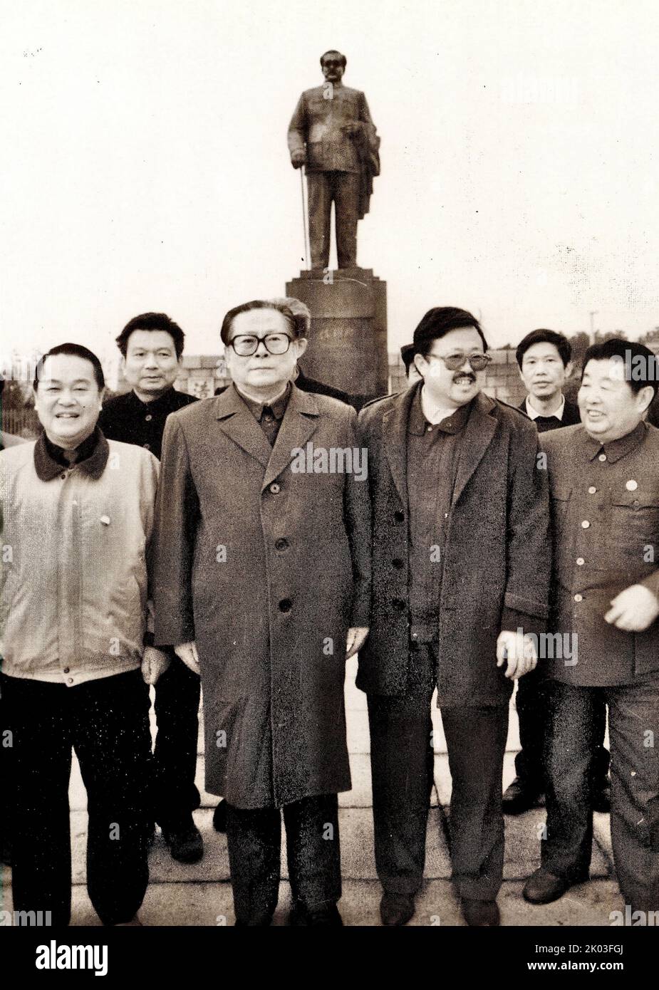 Im März 15 machte Jiang Zemin (dritter von links), Generalsekretär des Zentralkomitees der KPCh, ein Gruppenfoto mit den Führern der Provinz Hunan und Ren Bishis Sohn Ren Yuanyuan (vierter von links) vor der Bronzestatue von Ren Bishis früherem Wohnsitz. Ren Bishi war ein militärischer und politischer Führer in der frühen Kommunistischen Partei Chinas. Anfang 1930s Stockfoto