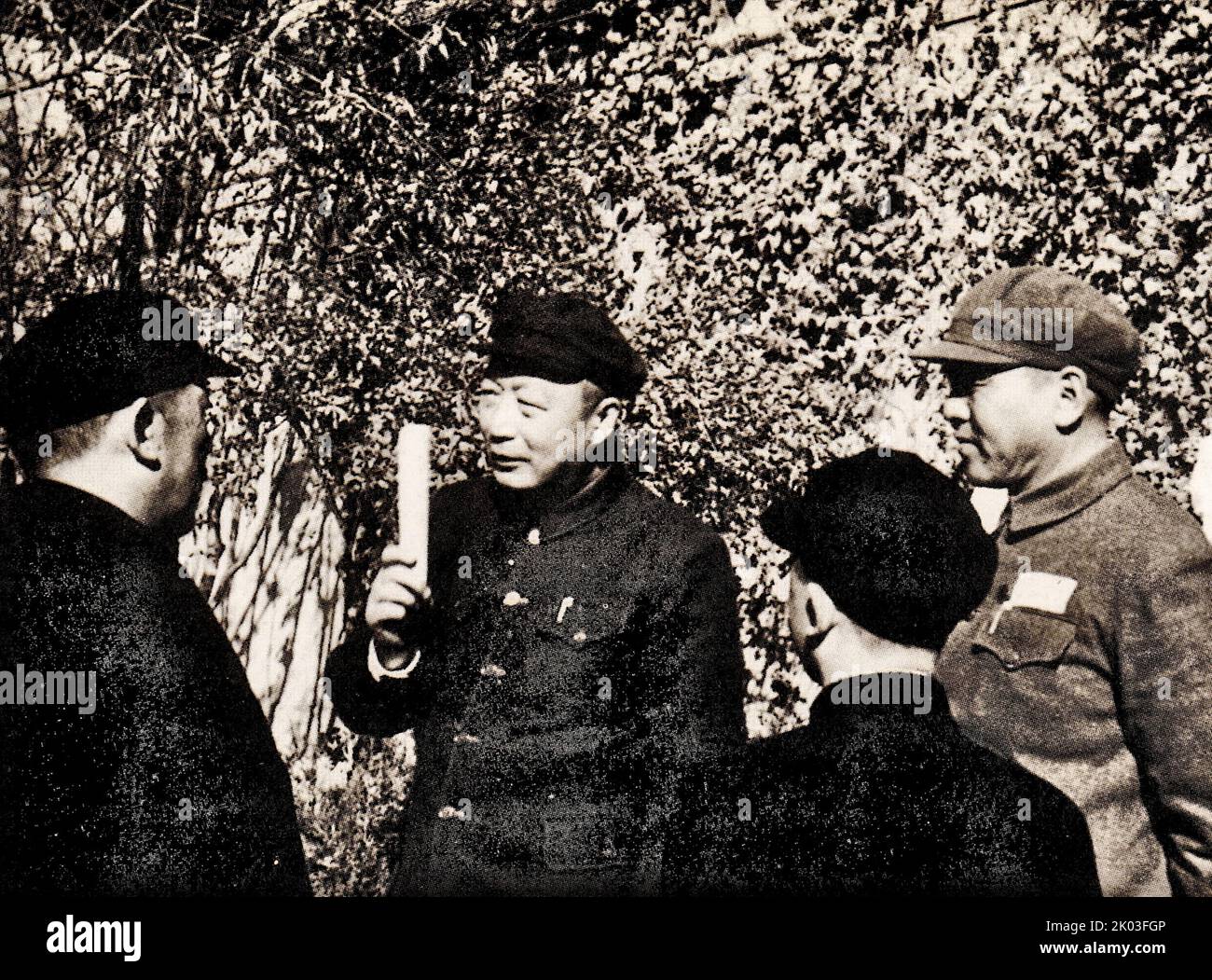 Zum ersten Jahrestag des Todes von Ren Bishi veranstaltete das Zentralkomitee der Kommunistischen Jugendliga eine Gedenkversammlung und Ausstellung in Ren Bishis früherem Wohnsitz in Peking. Nie Rongzhen, Xiao Ke, Wang Jiaxiang, Yang Shangkun, Peng Zhen, Feng Wenbin und andere nahmen an den Gedenkveranstaltungen Teil und besuchten die Ausstellung. Ren Bishi war ein militärischer und politischer Führer in der frühen Kommunistischen Partei Chinas. Anfang 1930s Stockfoto