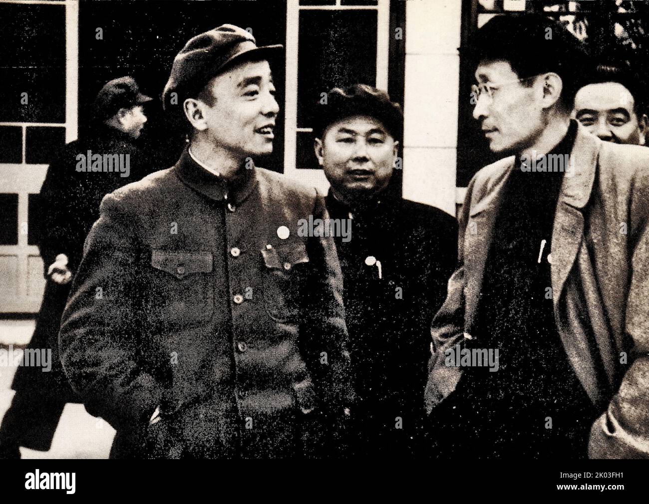 Zum ersten Jahrestag des Todes von Ren Bishi veranstaltete das Zentralkomitee der Kommunistischen Jugendliga eine Gedenkversammlung und Ausstellung in Ren Bishis früherem Wohnsitz in Peking. Nie Rongzhen, Xiao Ke, Wang Jiaxiang, Yang Shangkun, Peng Zhen, Feng Wenbin und andere nahmen an den Gedenkveranstaltungen Teil und besuchten die Ausstellung. Ren Bishi war ein militärischer und politischer Führer in der frühen Kommunistischen Partei Chinas. Anfang 1930s Stockfoto