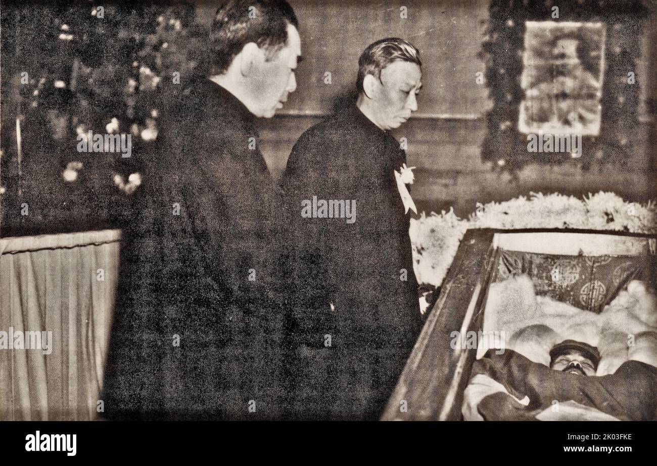 Liu Shaoqi und Zhou Enlai nehmen an der Beerdigung von Ren Bishi Teil. Ren Bishi war ein militärischer und politischer Führer in der frühen Kommunistischen Partei Chinas. Anfang 1930s Stockfoto
