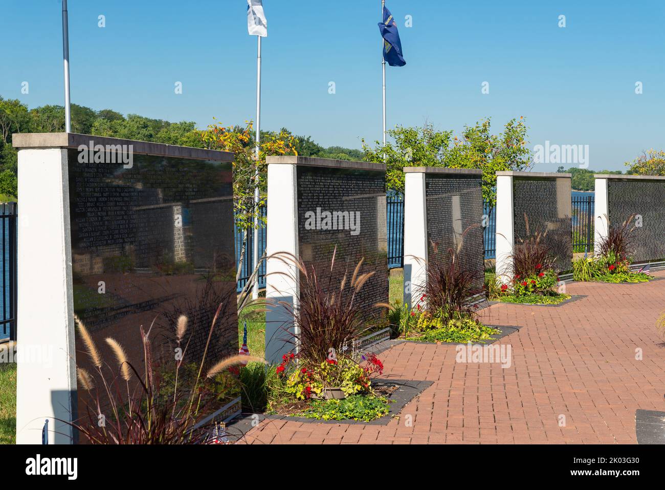 Marseille, Illinois - Vereinigte Staaten - 31.. August 2022: Das Middle East Conflicts Wall Memorial entlang des Illinois River an einem schönen Sommermorni Stockfoto