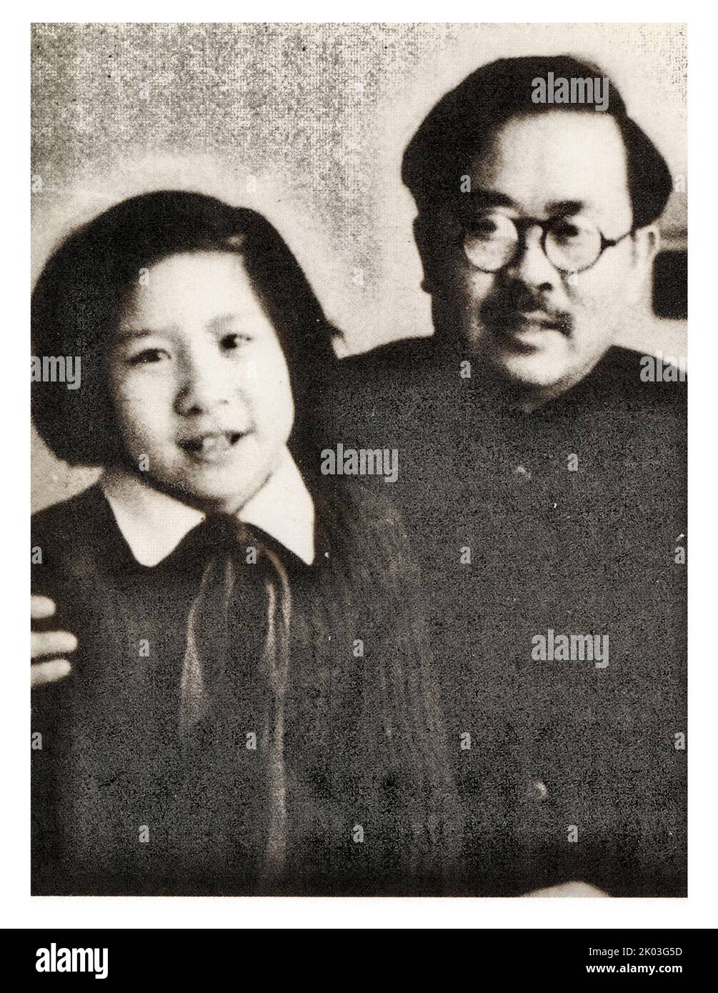 Ren Bishi und seine Tochter Yuanfang, als sie zwölf war. Ren Bishi war Anfang 1930 militärischer und politischer Führer in der frühen Kommunistischen Partei Chinas. Stockfoto