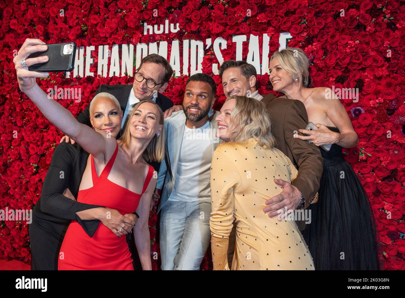 Toronto, Kanada. 09. September 2022. TORONTO - 8. SEPTEMBER: (L-R) Amanda Brugel, Stephen Kunken, Yvonne Strahovski, O-T Fagbenle, Elizabeth Moss, Sam Jaeger und Ever Carradine nehmen an dem Empfang im Hotel 1 Teil, nachdem Hulus „The Handmaid's Tale“ am 8. September 2022 beim Toronto International Film Festival 2022 Premiere hatte. (Foto von Dominic Chan/PictureGroup/Sipa USA für Hulu) Quelle: SIPA USA/Alamy Live News Stockfoto