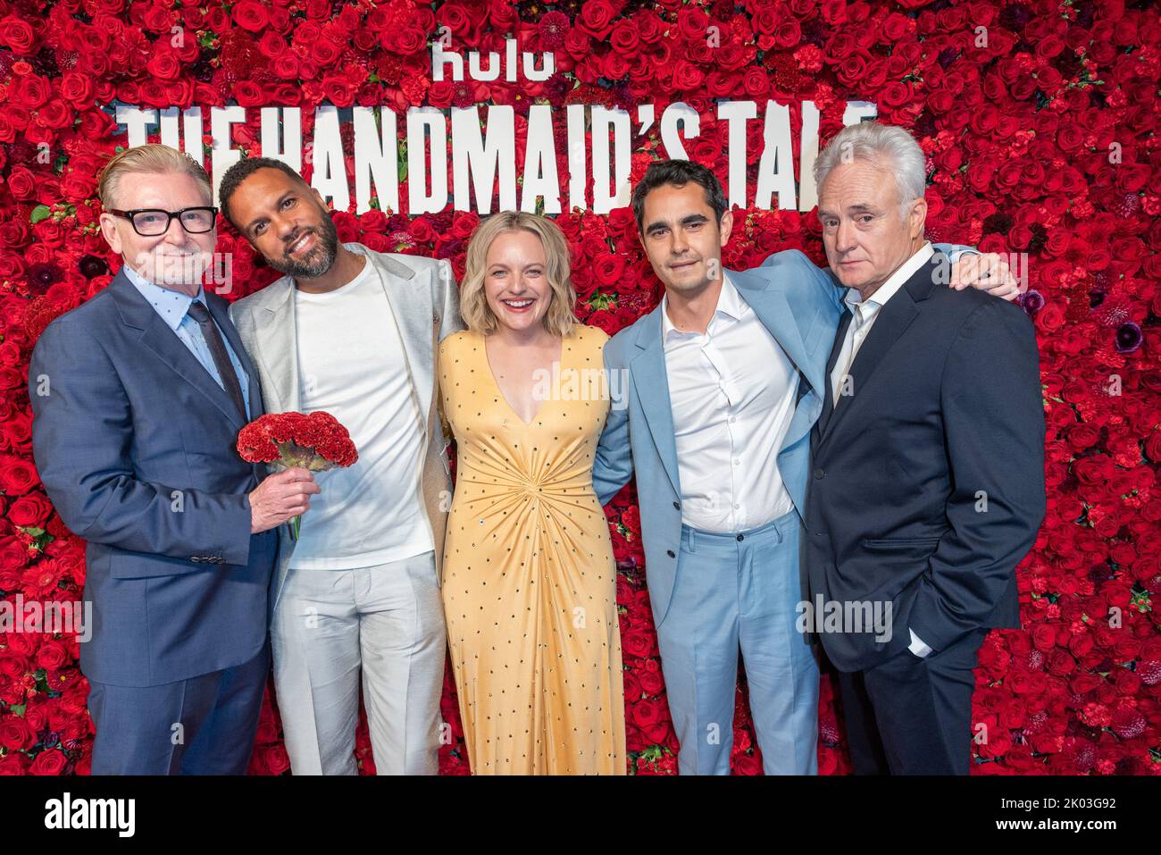 Toronto, Kanada. 09. September 2022. TORONTO - 8. SEPTEMBER: (L-R) Warren Littlefield, O-T Fagbenle, Elizabeth Moss, Max Minghella und Bradley Whitford nehmen am Empfang im Hotel 1 Teil, nachdem Hulus „The Handmaid's Tale“ am 8. September 2022 auf dem Toronto International Film Festival 2022 Premiere hatte. (Foto von Dominic Chan/PictureGroup/Sipa USA für Hulu) Quelle: SIPA USA/Alamy Live News Stockfoto